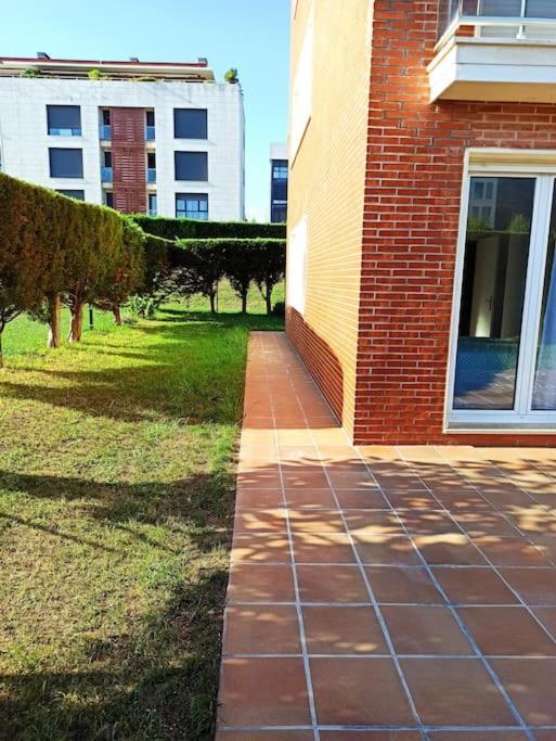 Bajo Con Jardin Privado Apartman Santender Kültér fotó